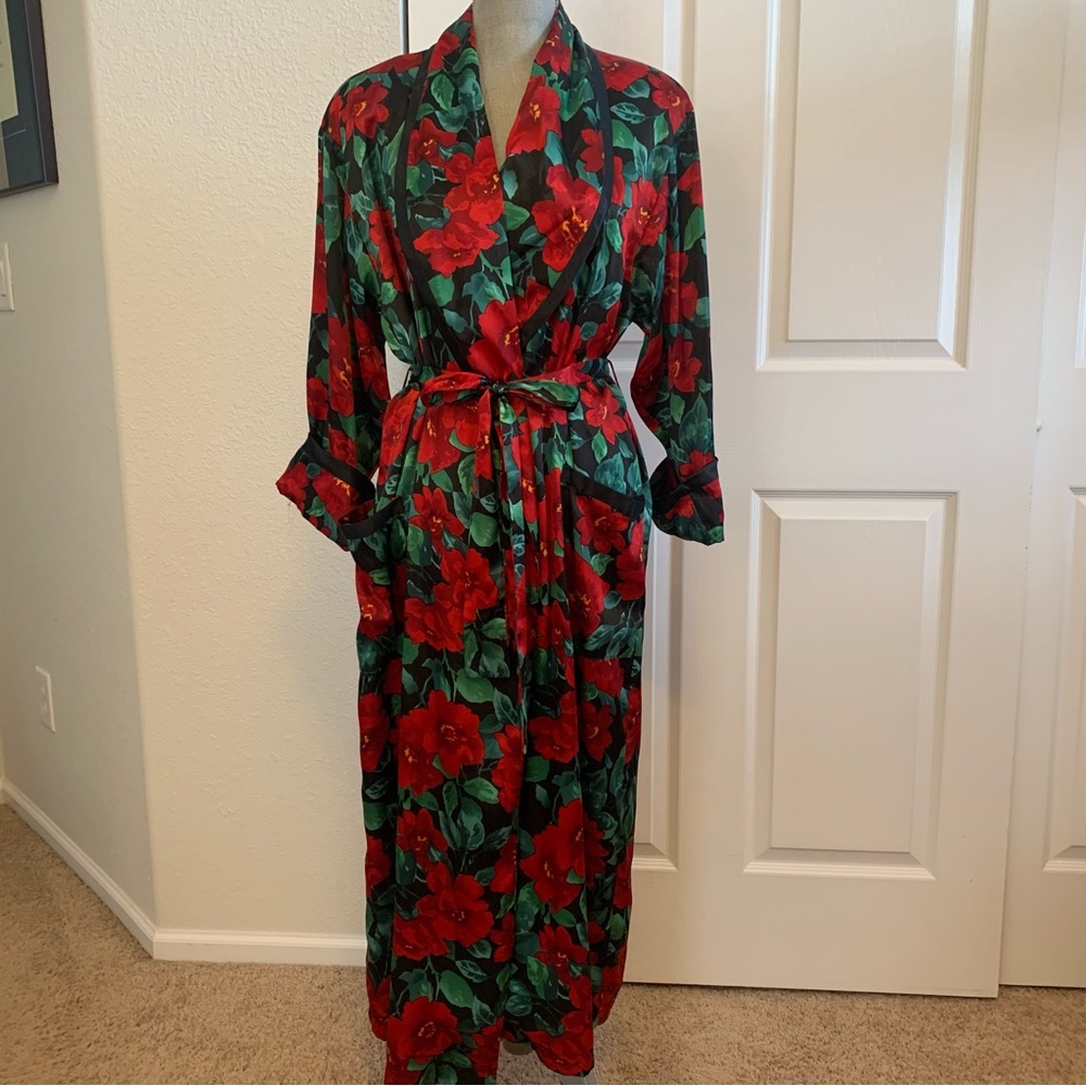 Victoria’s Secret Gold Label S vintage robe in stunning black/red/green flowers